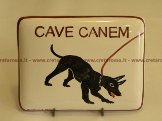 cod.art: nc91 - Mattonella in ceramica leggermente bombata cm 17x13 circa con decor CAVE CANEM e scritta personalizzata. 